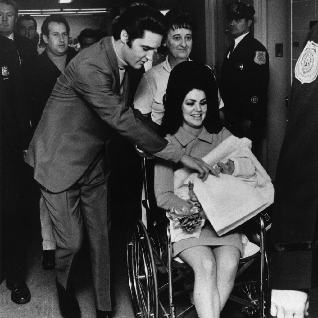 Elvis und Priscilla Presley mit Baby Lisa Marie vor dem Baptist Hospital in Memphis