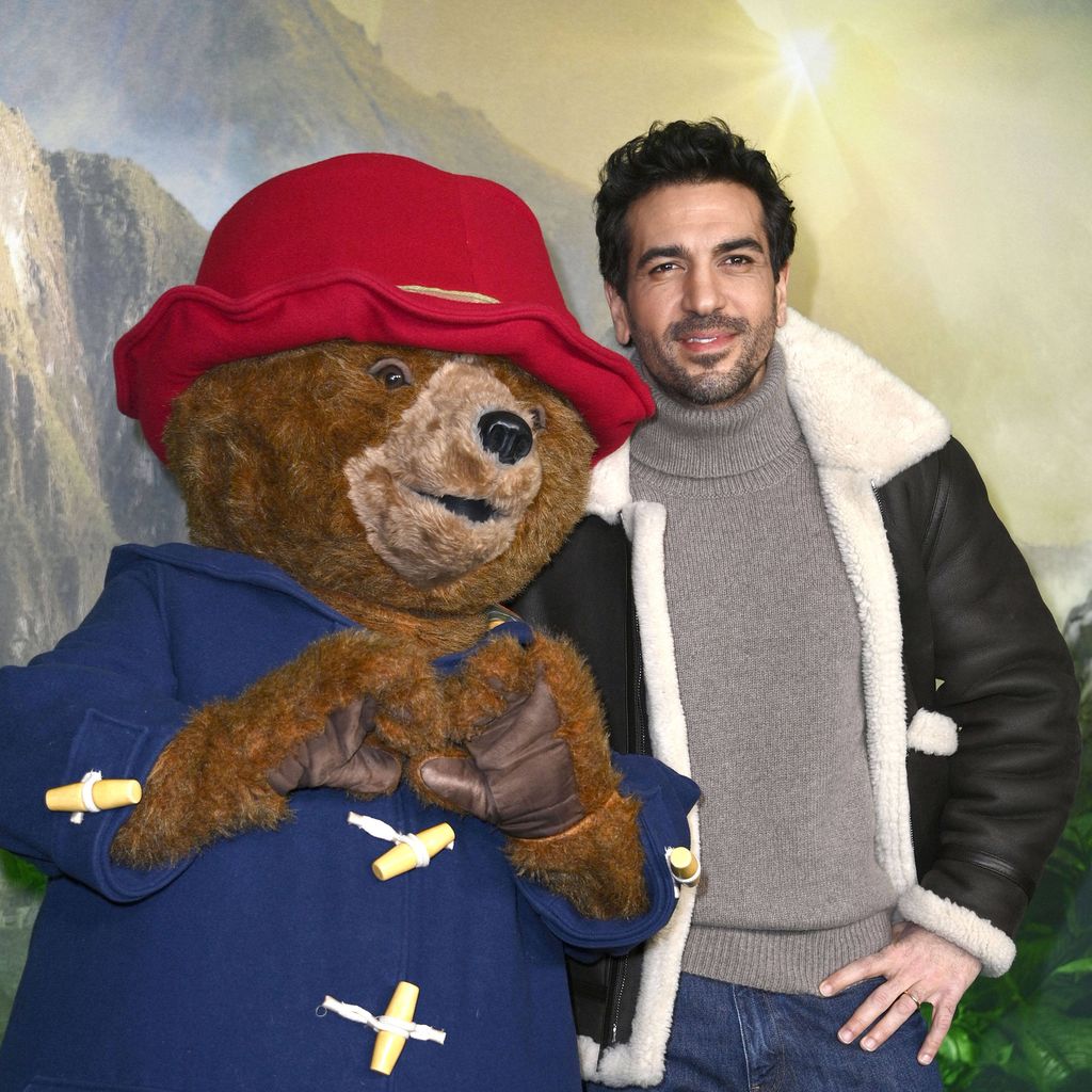 Elyas M’Barek und Paddington-Bär bei der Premiere von "Paddington in Peru" im Zoo Palast