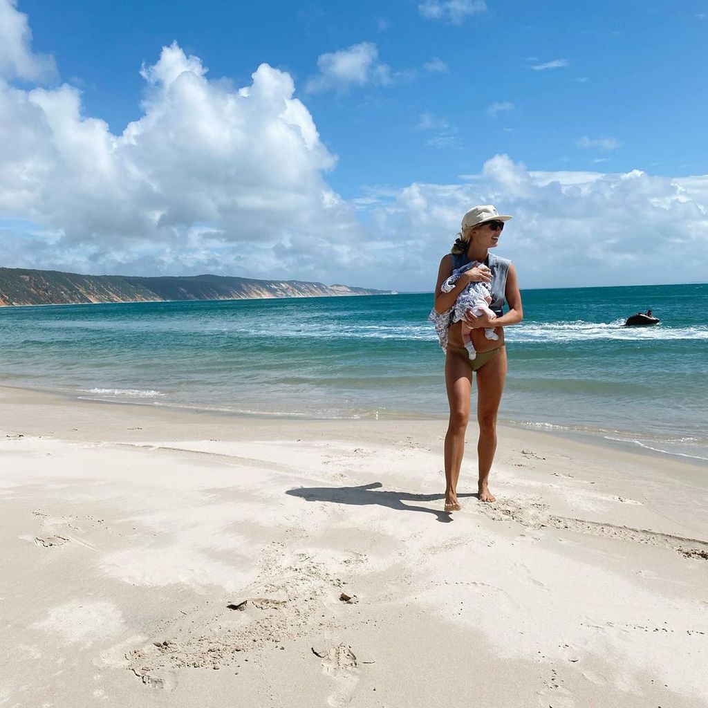 Elyse Knowles mit ihrem Baby am Strand