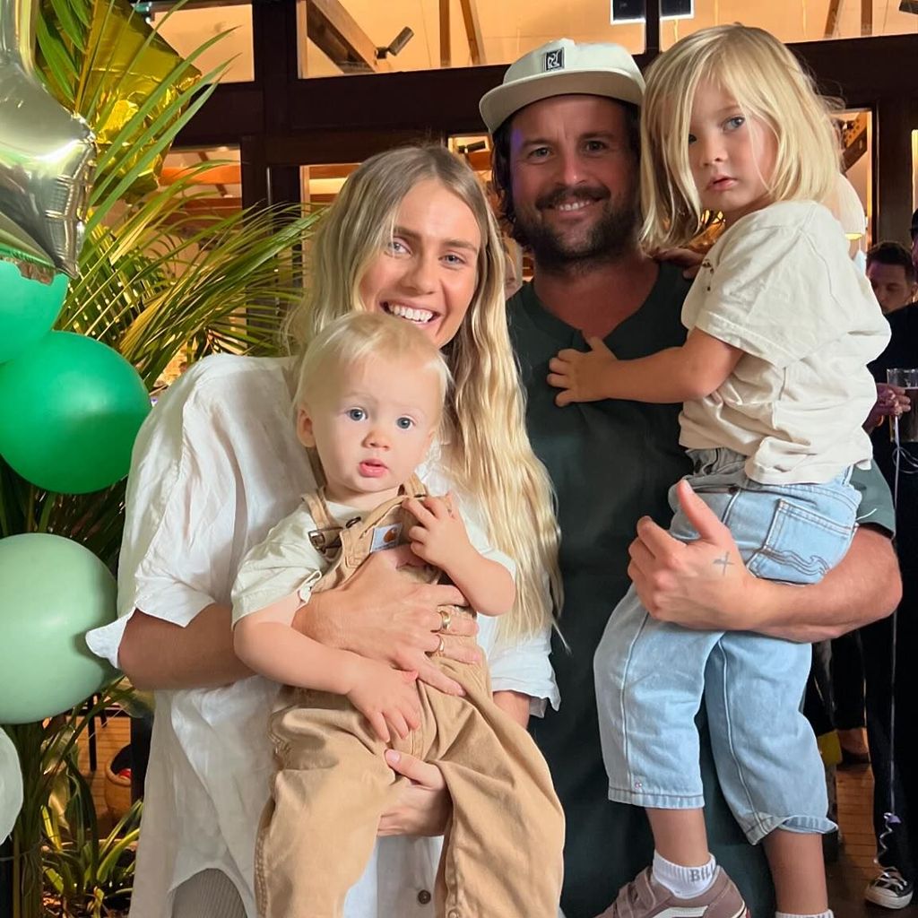 Model Elyse Knowles mit ihrem Verlobten Josh Barker und ihren Söhnen Zaii und Sunny, Mai 2024