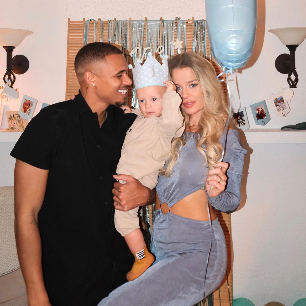 Kevin Njie und Emely Hüffer mit Sohn Ocean