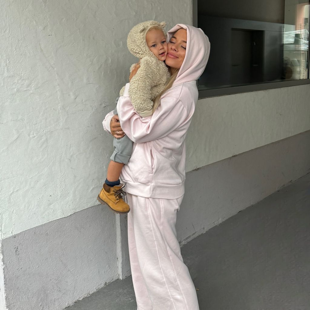 Emely Hüffer mit ihrem Sohn Ocean