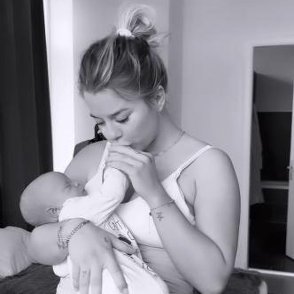 Emely Kopf mit ihrem Baby