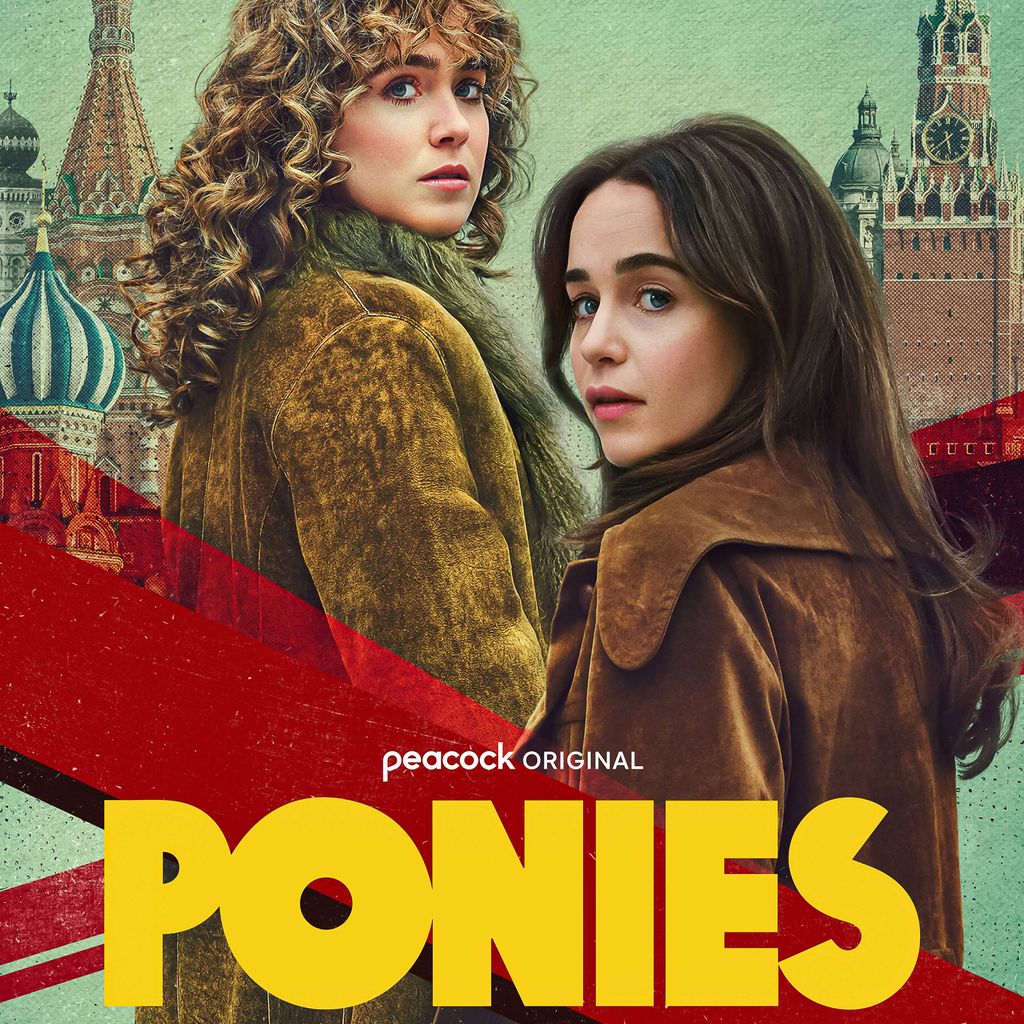 Emilia Clarke und Haley Lu Richardson in der Peacock-Serie "Ponies" (2026)