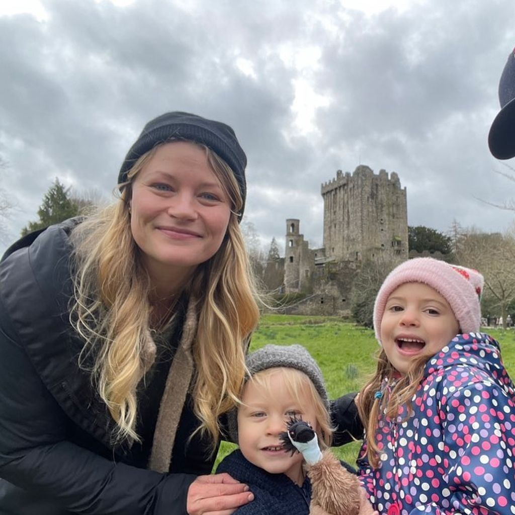 Emilie de Ravin und Eric mit ihren Kindern