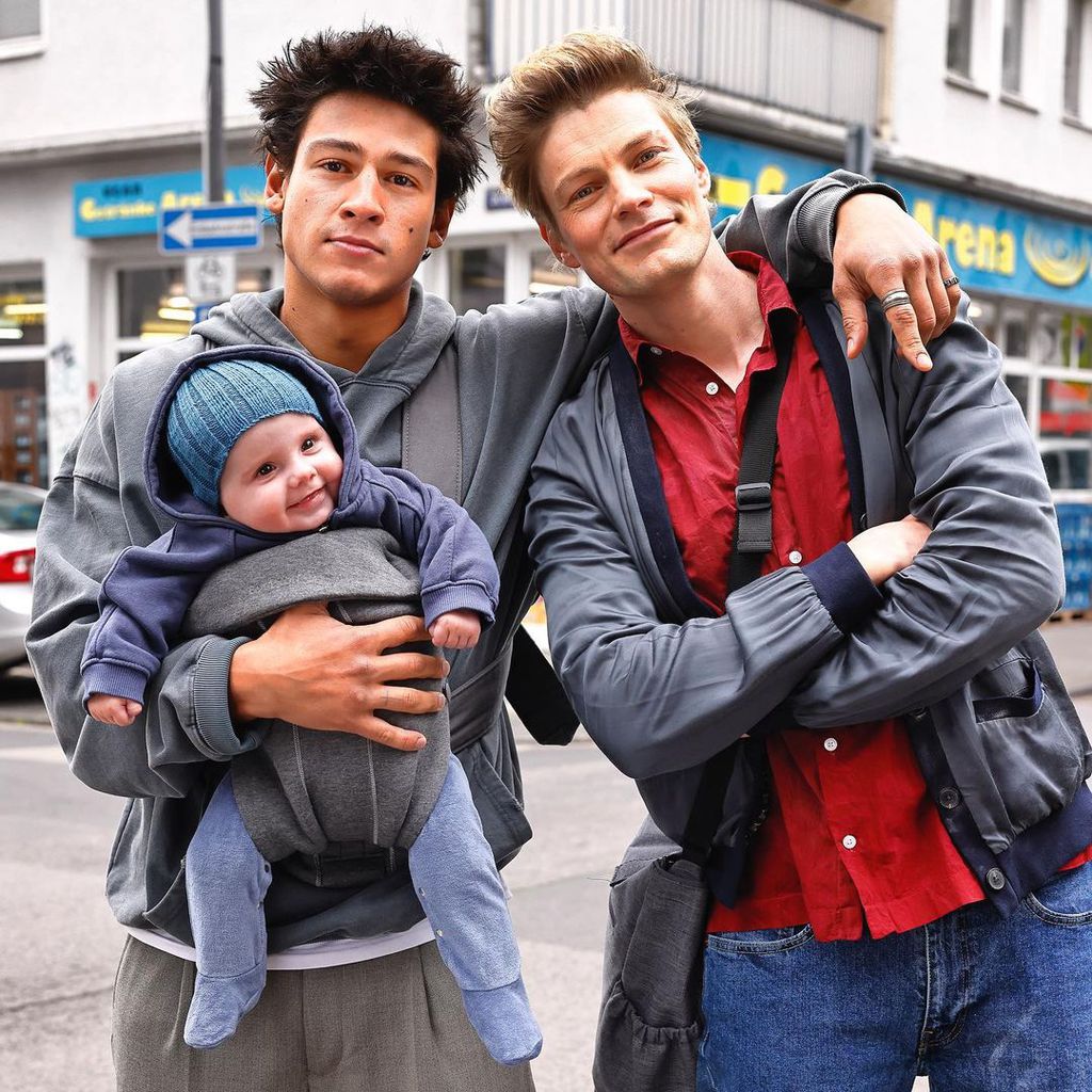 Emilio Sakraya mit einem Schauspielkollegen und einem Baby