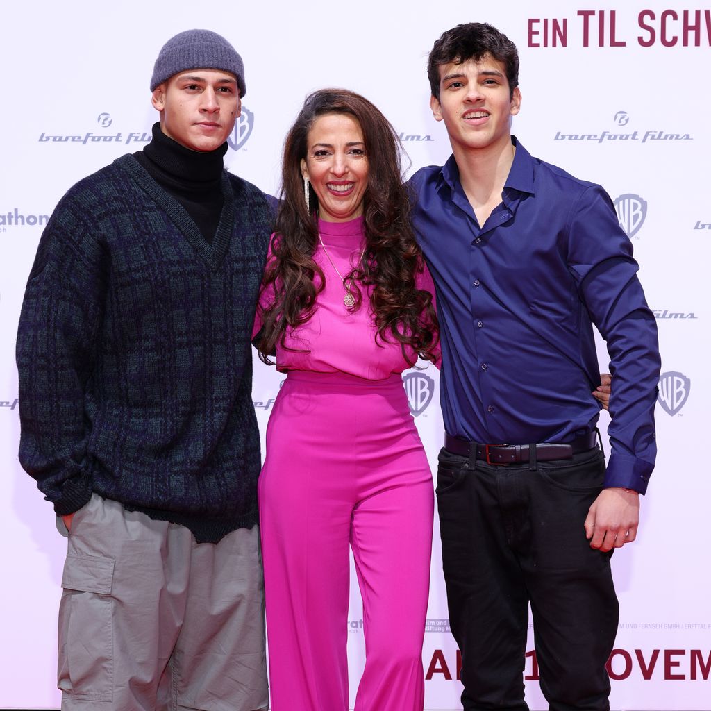 Emilio Sakraya und Ilyes Raoul mit ihrer Mutter Meryem Moutaoukkil, November 2021