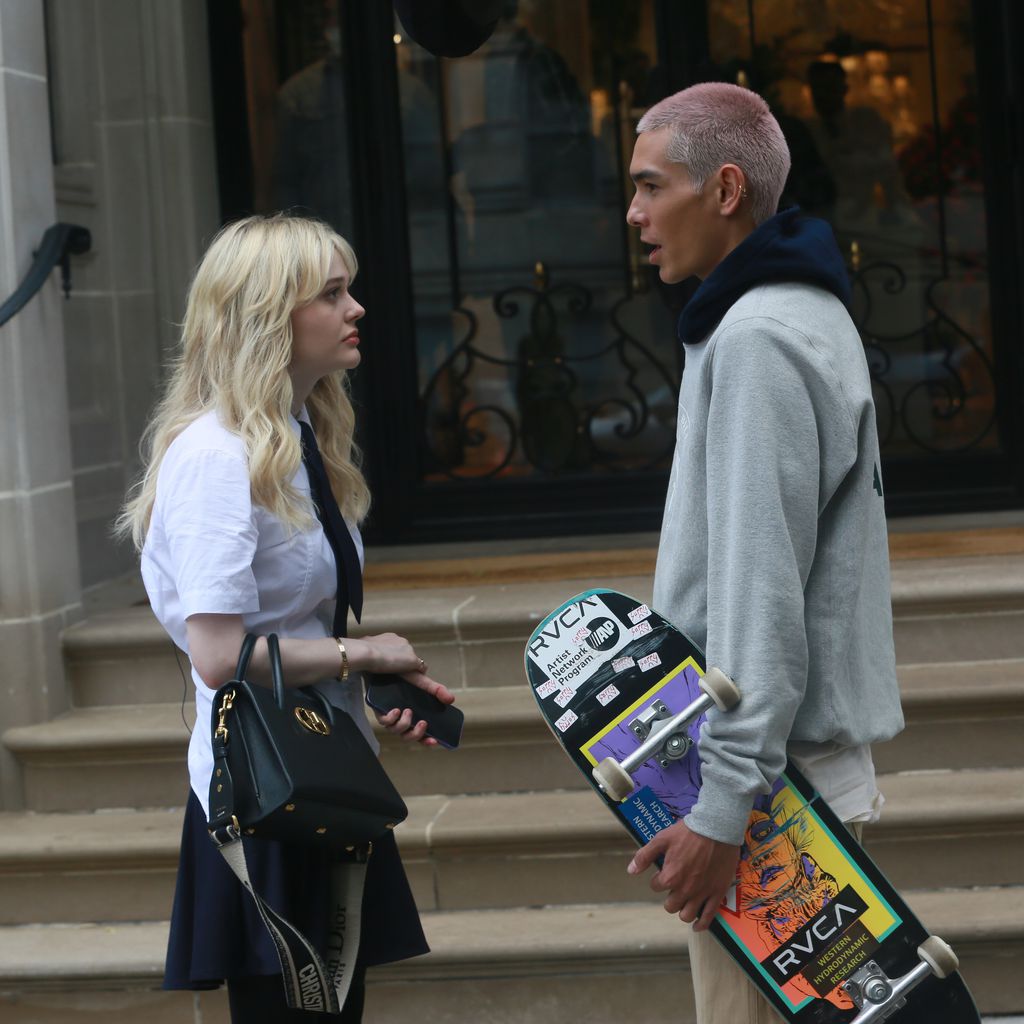 Emily Alyn Lind und Evan Mock am Set von "Gossip Gilr" im Juni 2021