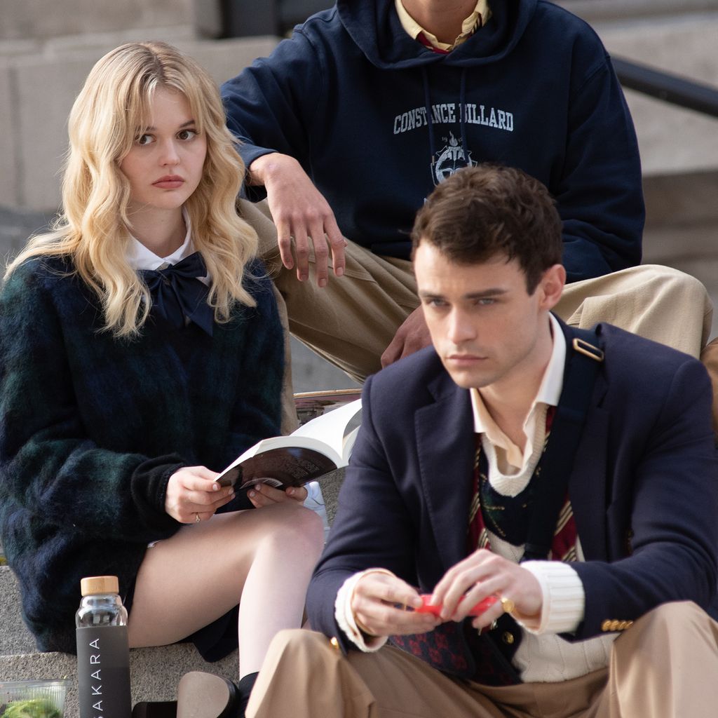 Emily Alyn Lind und Thomas Doherty bei den Drehrbeiten für das "Gossip Girl"-Reboot