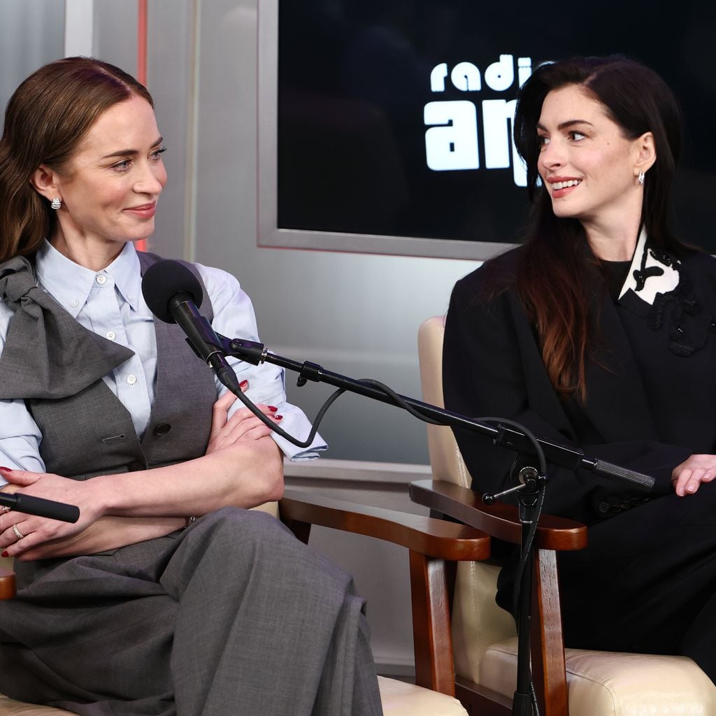 Emily Blunt und Anne Hathaway sprechen über "Der Teufel trägt Prada 2" in New York City