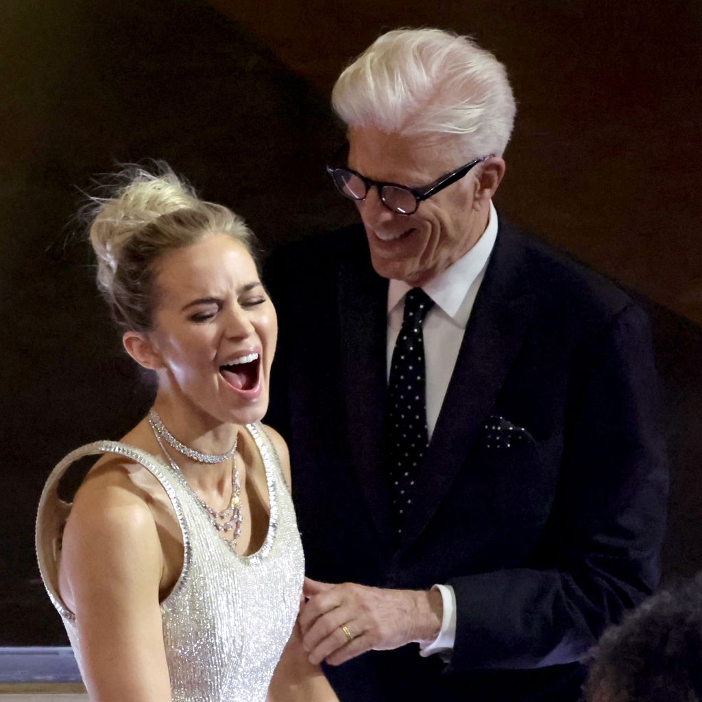Emily Blunt und Ted Danson lachen gemeinsam in Hollywood 2024