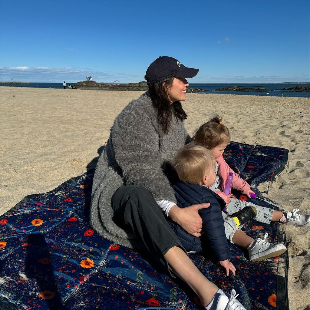 Emily DiDonato mit ihrem Sohn und ihrer Tochter, April 2024