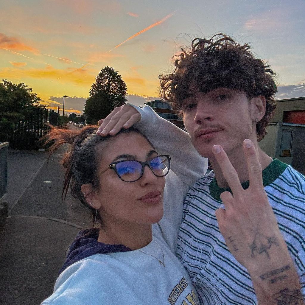 Emily Faye Miller und Cam Holmes,