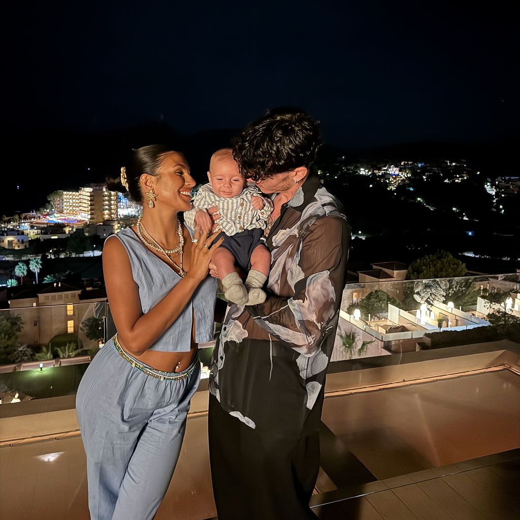 Emily Faye Miller und Cam Holmes mit Baby Reggie