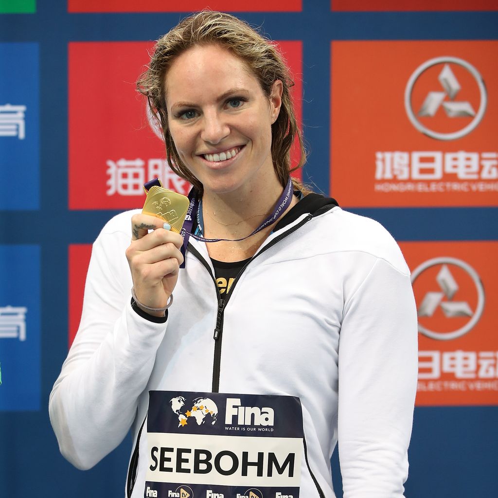 Emily Jane Seebohm feiert ihre Goldmedaille bei der FINA Swimming World Cup 2019 in Jinan