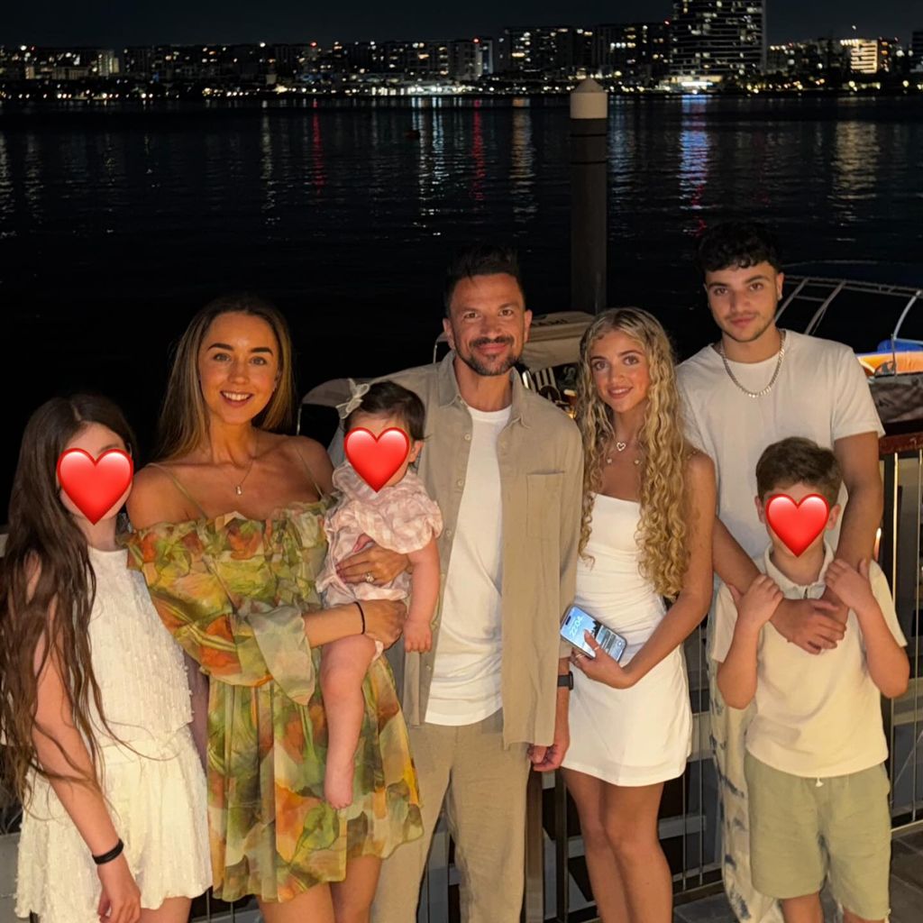 Emily MacDonagh und Peter Andre mit den Kindern, April 2025