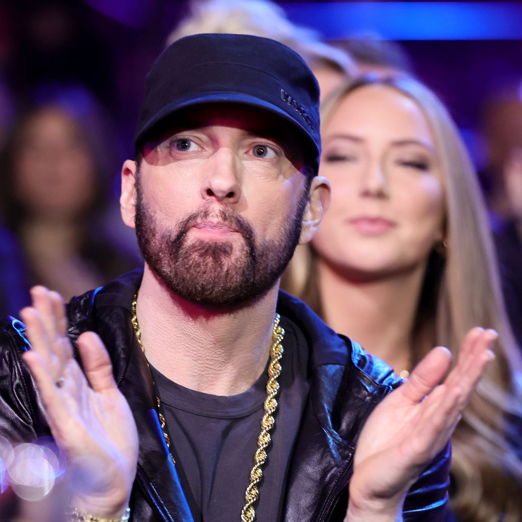 Eminem mit seiner Tochter Hailie im Hintergrund
