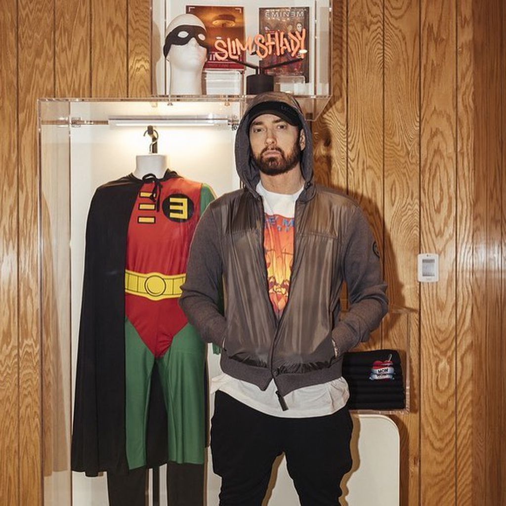 Eminem neben seinem Superhelden-Kostüm aus seinem Musikvideo "Without Me"