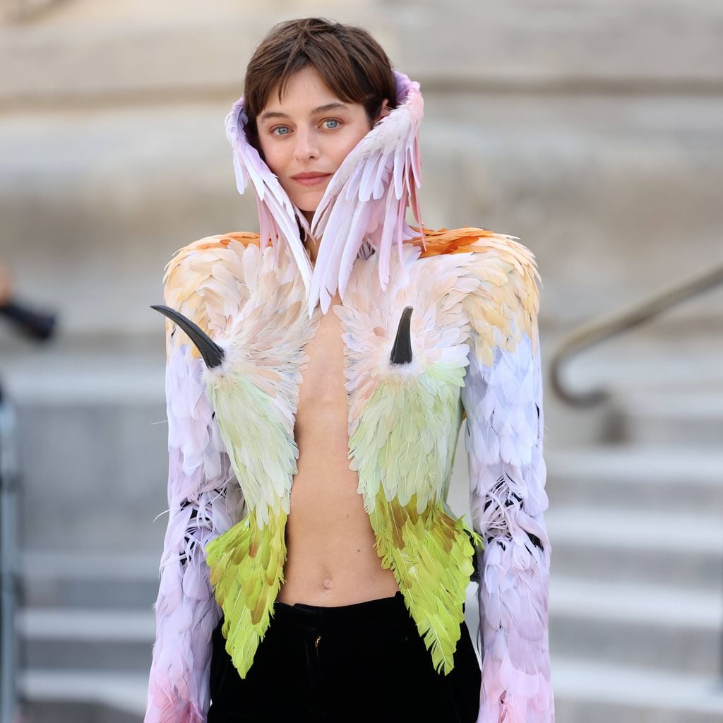 Emma Corrin bei der Schiaparelli Haute Couture Herbst/Winter 2026–2027 in Paris
