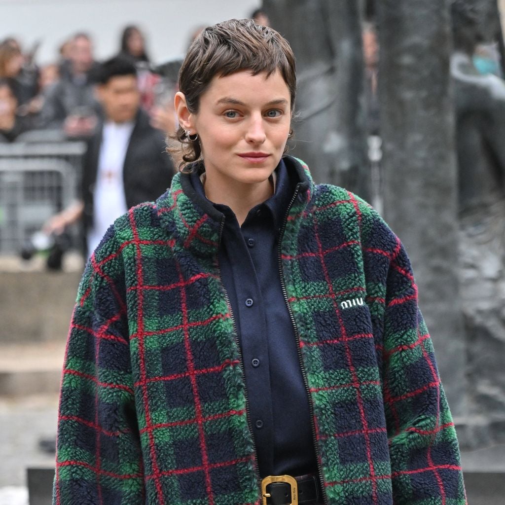 Emma Corrin bei der Miu Miu Show während der Paris Fashion Week, Paris, 6. Oktober 2025