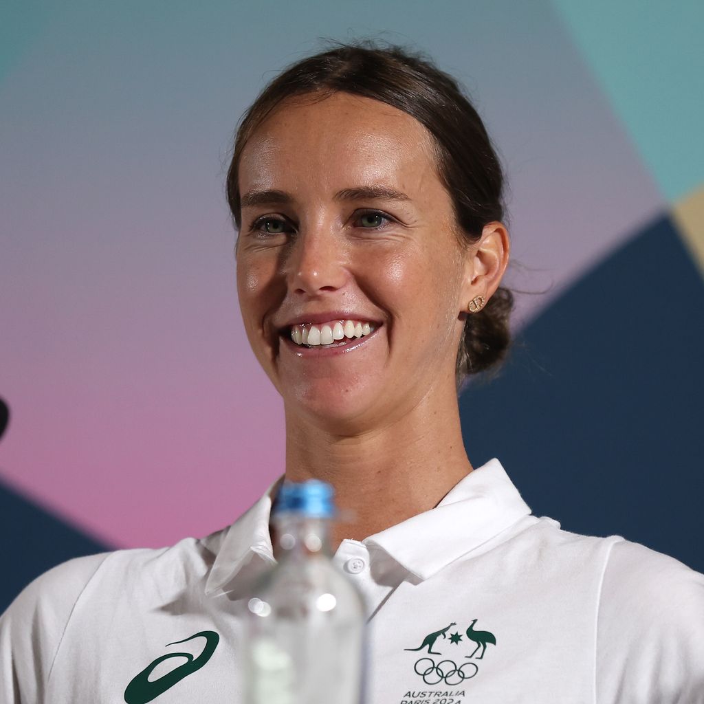 Emma McKeon 2024 bei einer Pressekonferenz in Paris
