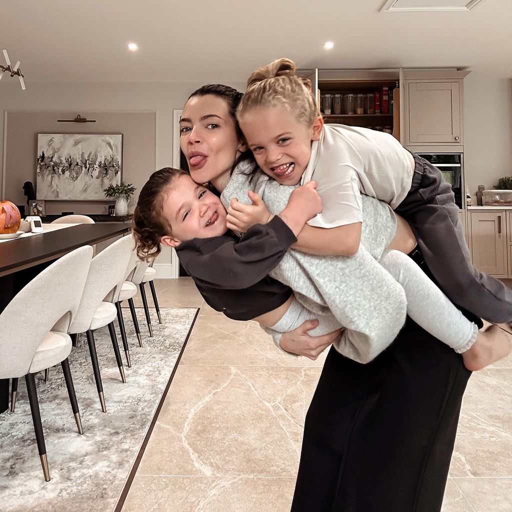 Emma McVey mit ihren Kindern Primrose und Chester