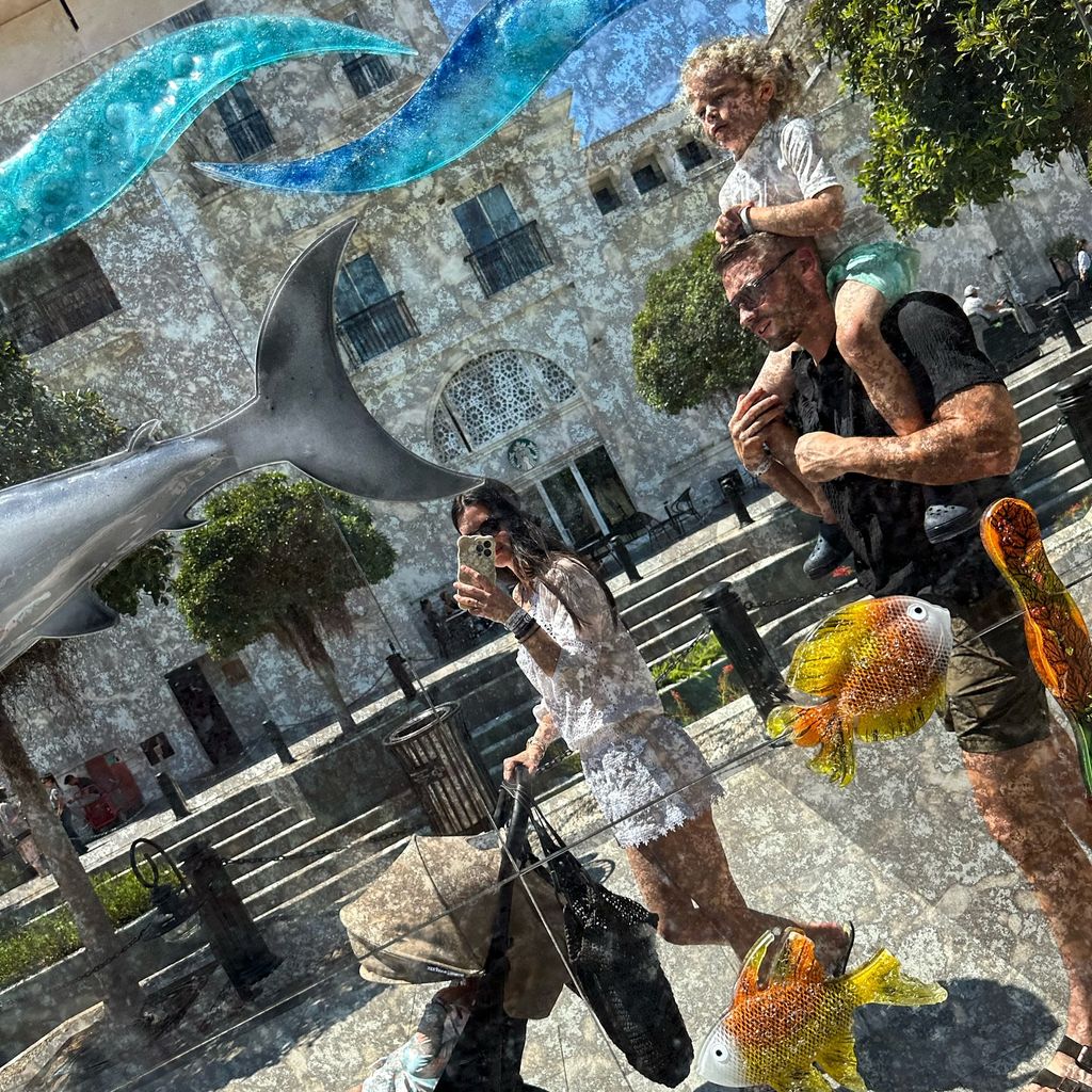 Emma McVey mit ihren Kids und ihrem Partner James im Urlaub
