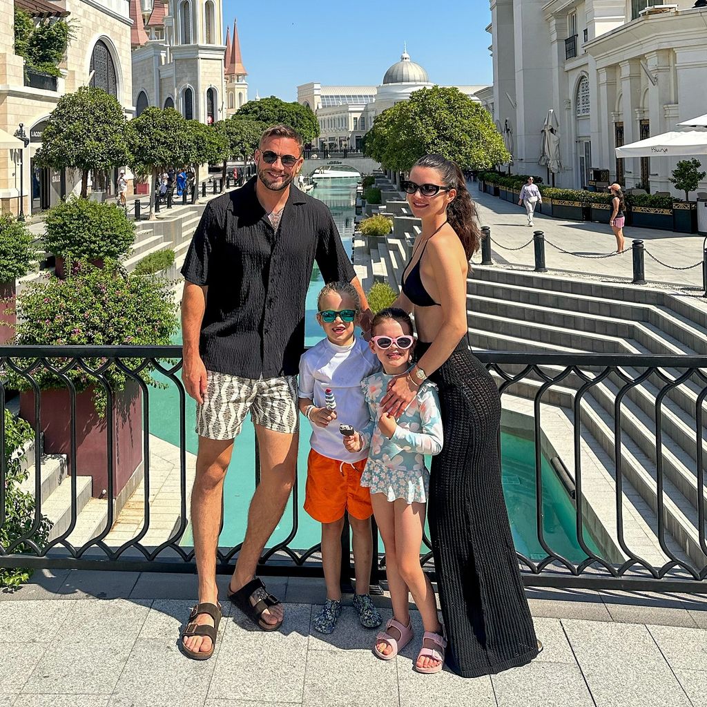 Emma McVey mit ihren Kids und ihrem Partner James im August 2024