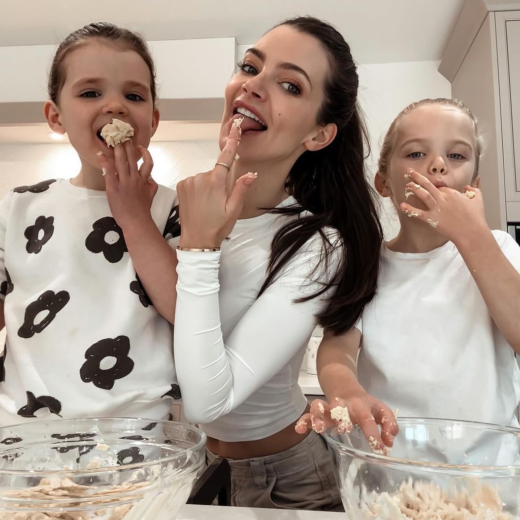 Emma McVey mit ihren Kindern Primrose und Chester