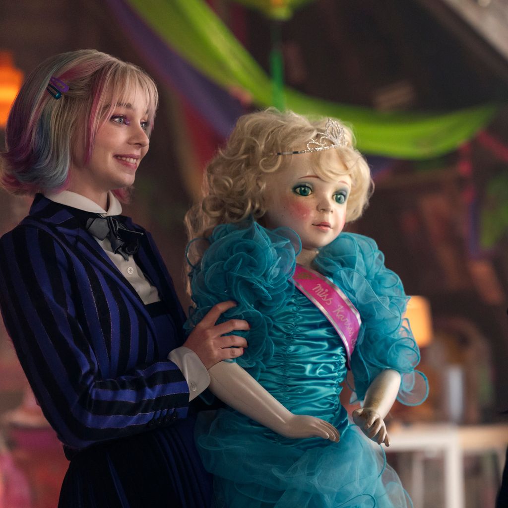 Emma Myers als Enid Sinclair und Jenna Ortega als Wednesday, "Wednesday" Staffel 2
