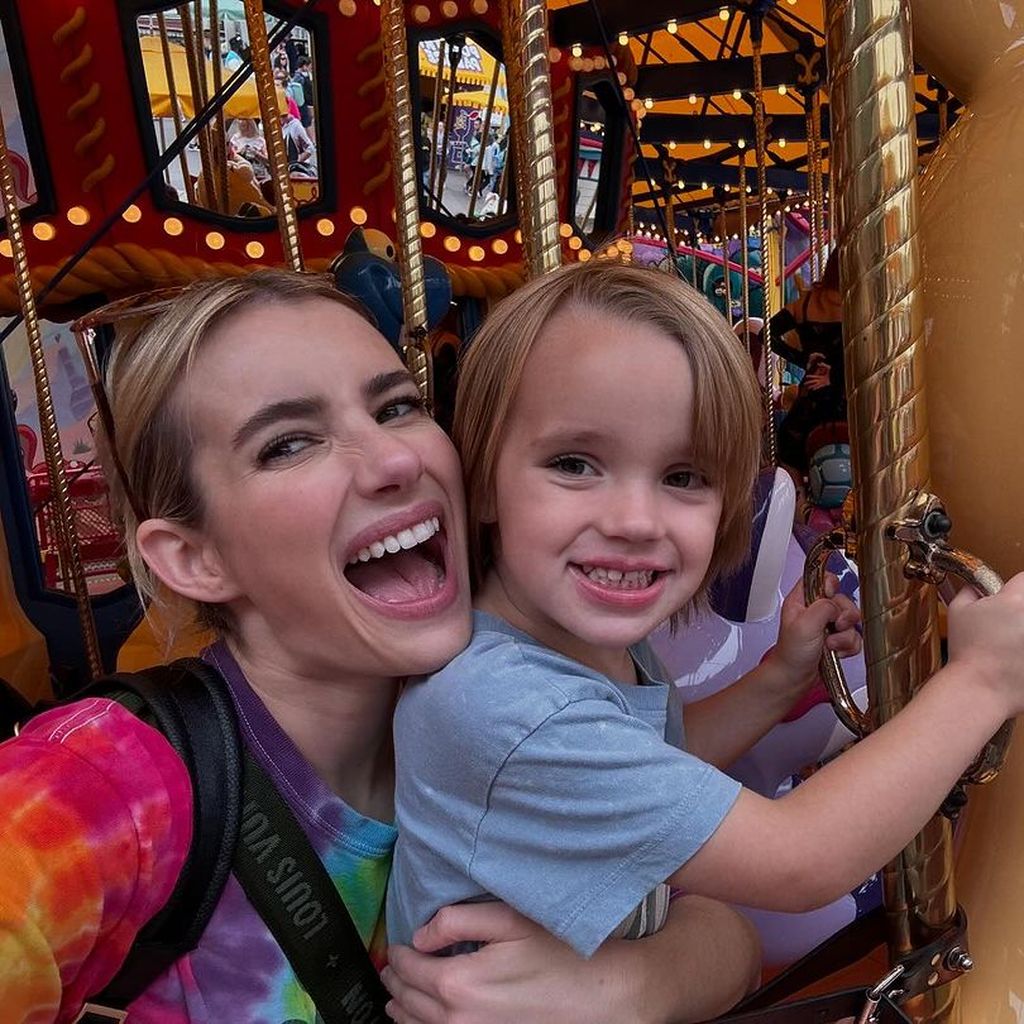 Emma Roberts mit ihrem Sohn Rhodes im Oktober 2024 im Disneyland