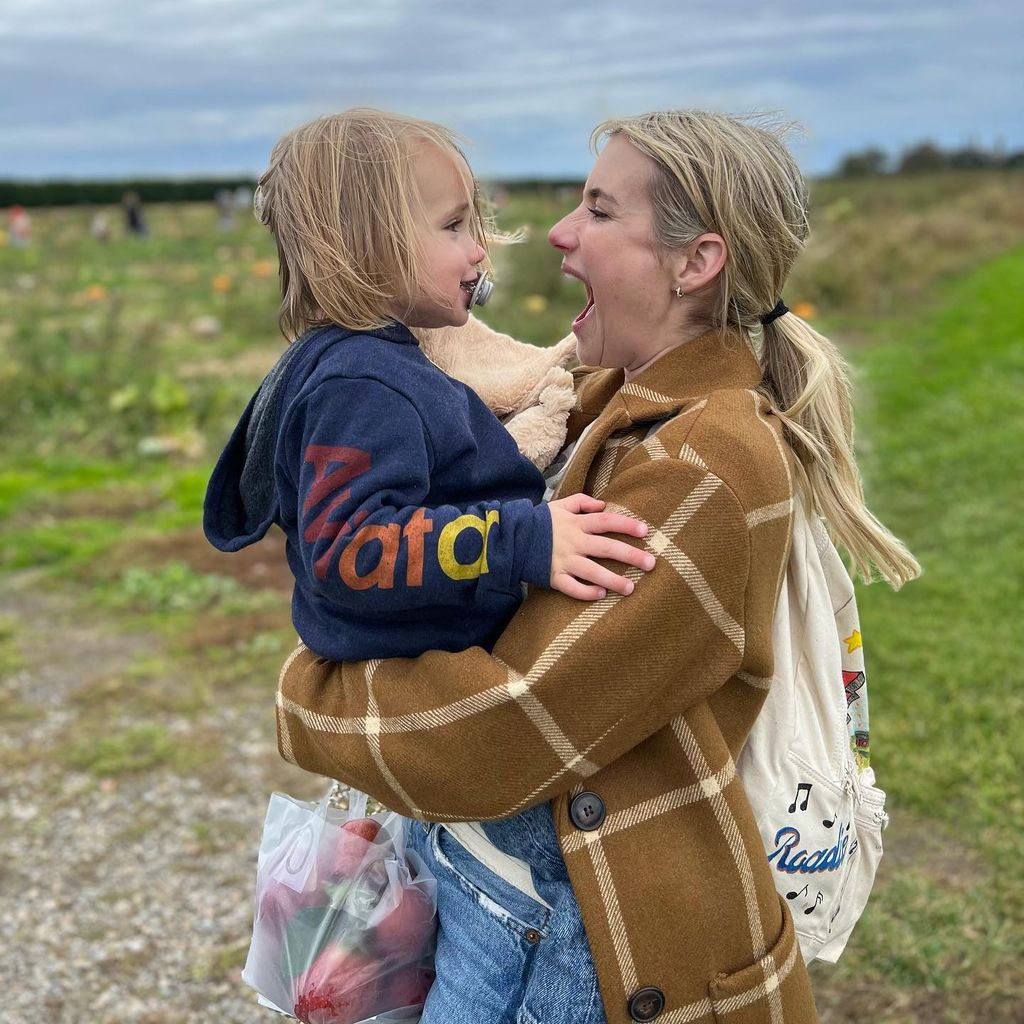 Emma Roberts mit Sohn Rhodes im November 2023