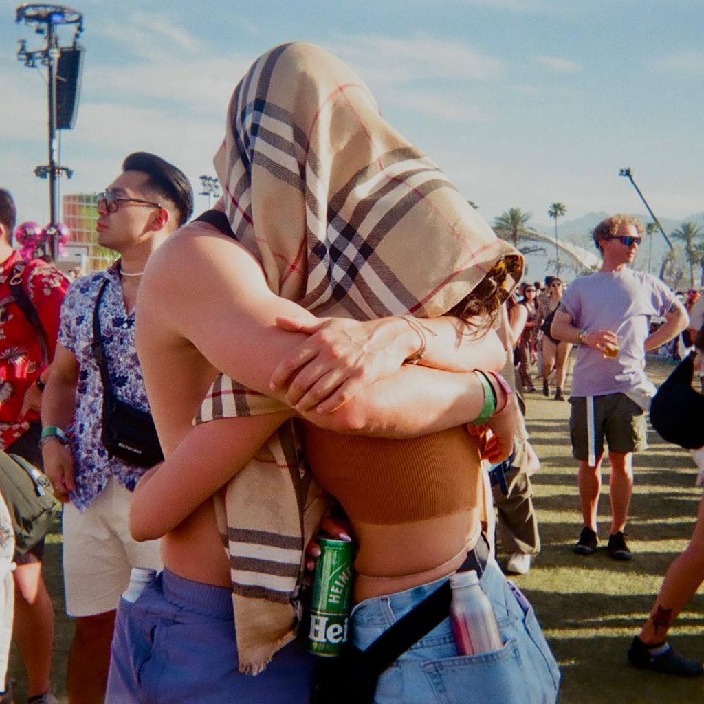 Emma Schweiger und ein Unbekannter auf dem Coachella-Festival