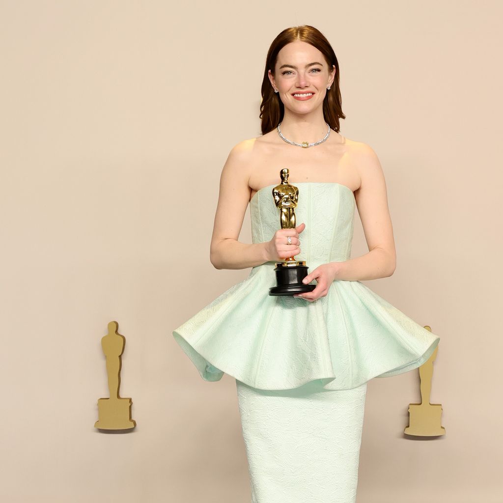 Emma Stone mit ihrem Oscar als Beste Hauptdarstellerin für "Poor Things" bei den 96. Academy Awards in Hollywood (2024)