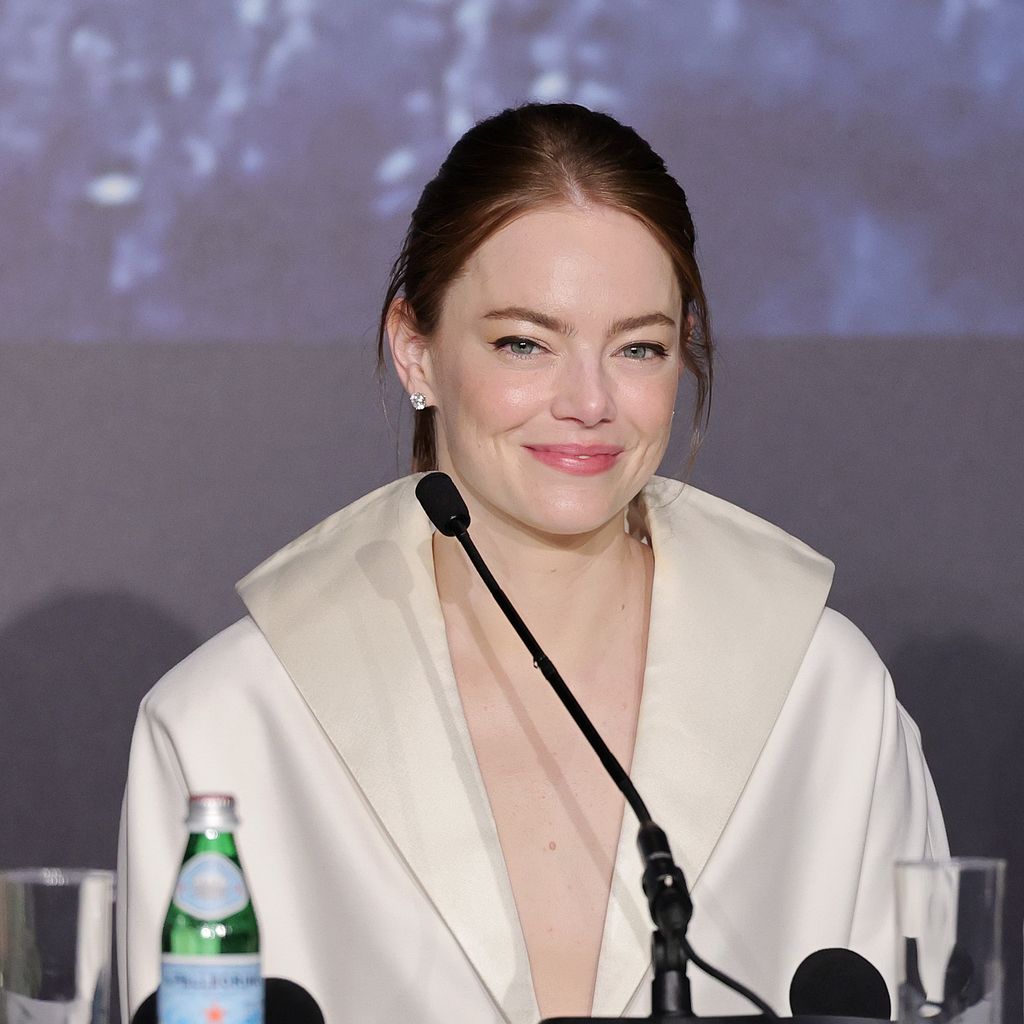 Emma Stone bei einer Pressekonferenz in Cannes, 2024