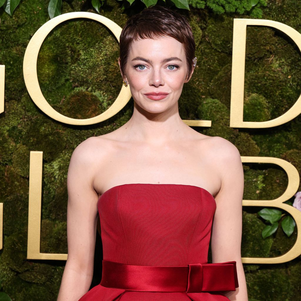 Bei den Golden Globes 2025: Emma Stone in einem roten Louis-Vuitton-Kleid im Beverly Hilton, Beverly Hills