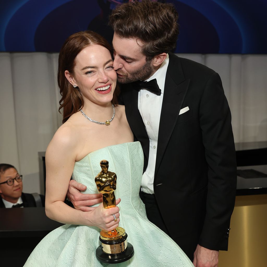 Emma Stone und Dave McCary bei den Oscars 2024