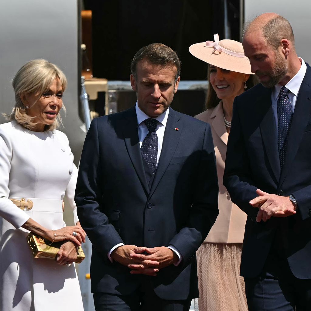 Emmanuel und Brigitte Macron werden bei ihrer Ankunft in der RAF Northolt von Prinz William und Prin