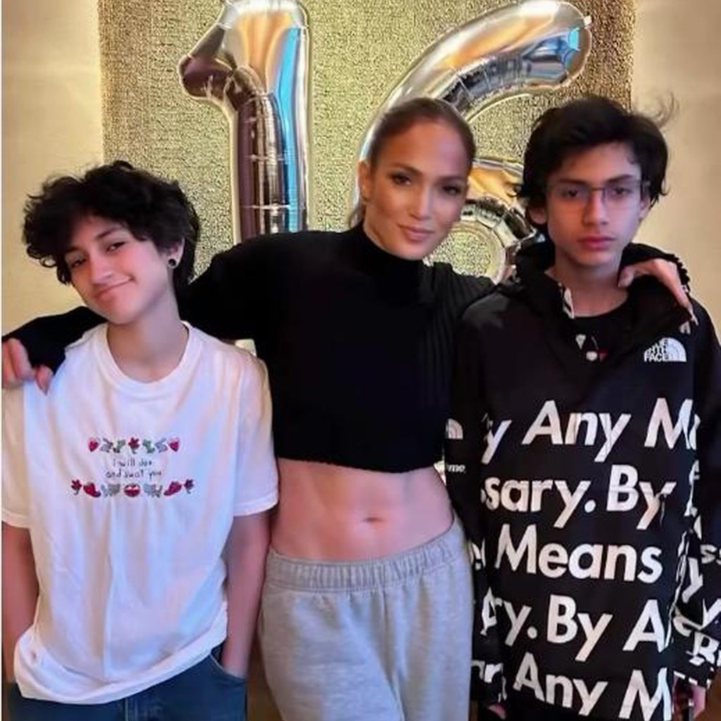 Emme Maribel Muñiz, Jennifer Lopez und Maximilian David Muñiz im Jahr 2024