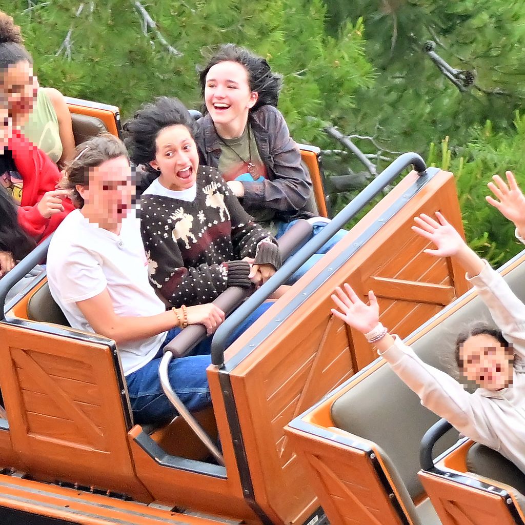 Emme Muñiz und Seraphina Affleck im Disneyland