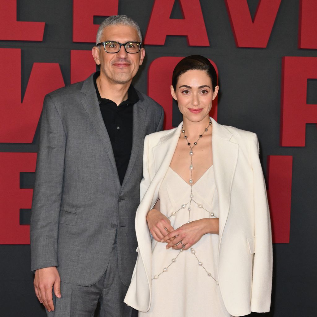 Emmy Rossum und Sam Esmail bei der Premiere von "Leave The World Behind" im Paris Theater in New York City am 4. Dezember 2023