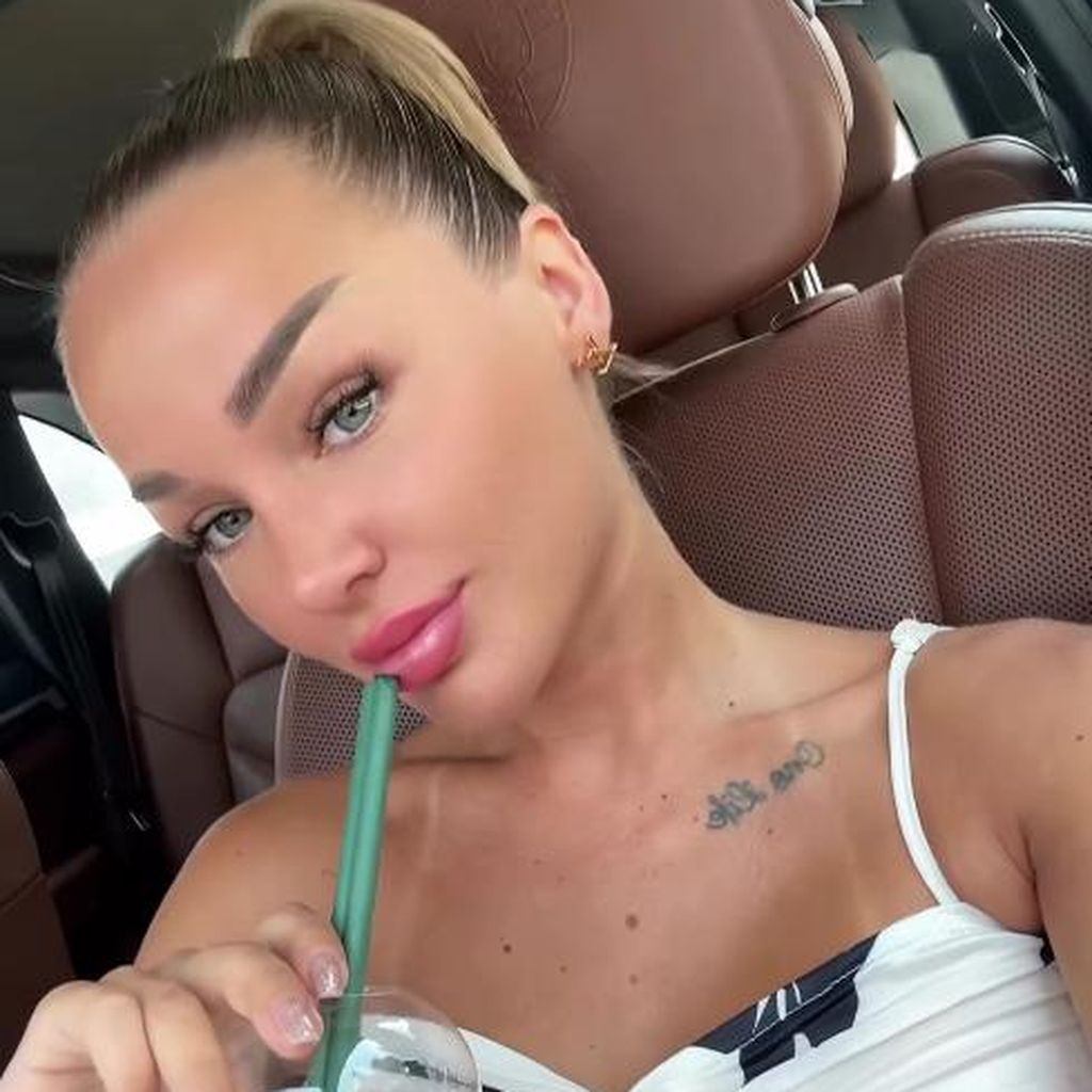 Emmy Russ in einem Porsche, September 2025