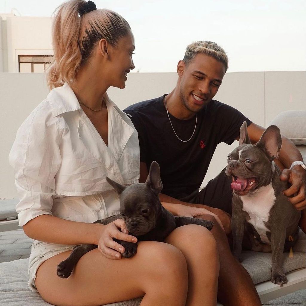 Enisa Bukvic und Simon Desue mit ihren Hunden Sydney und Charlie