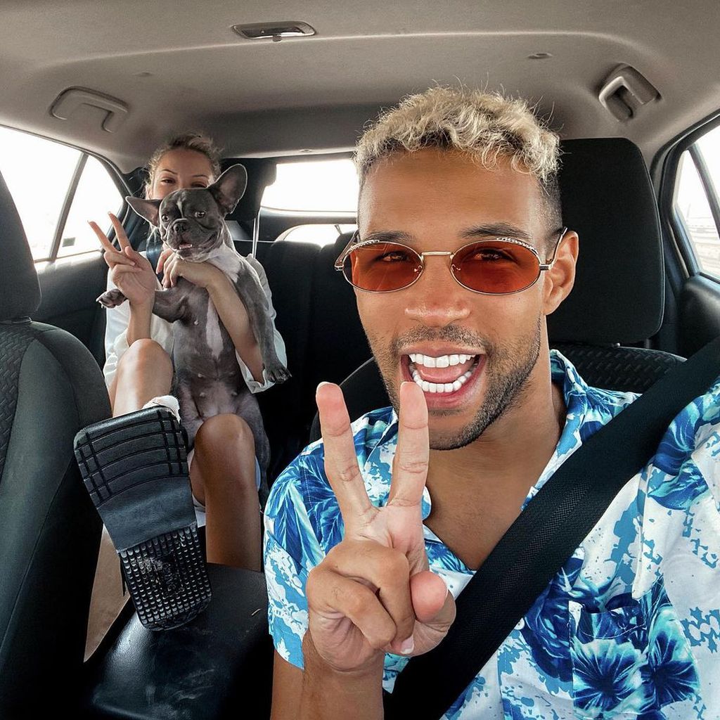Enisa Bukvic und Simon Desue mit einem ihrer Hunde, 2020