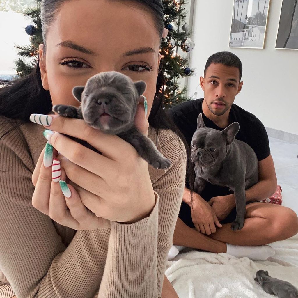 Enisa Bukvic und Simon Desue mit ihren Hunden, Dezember 2021