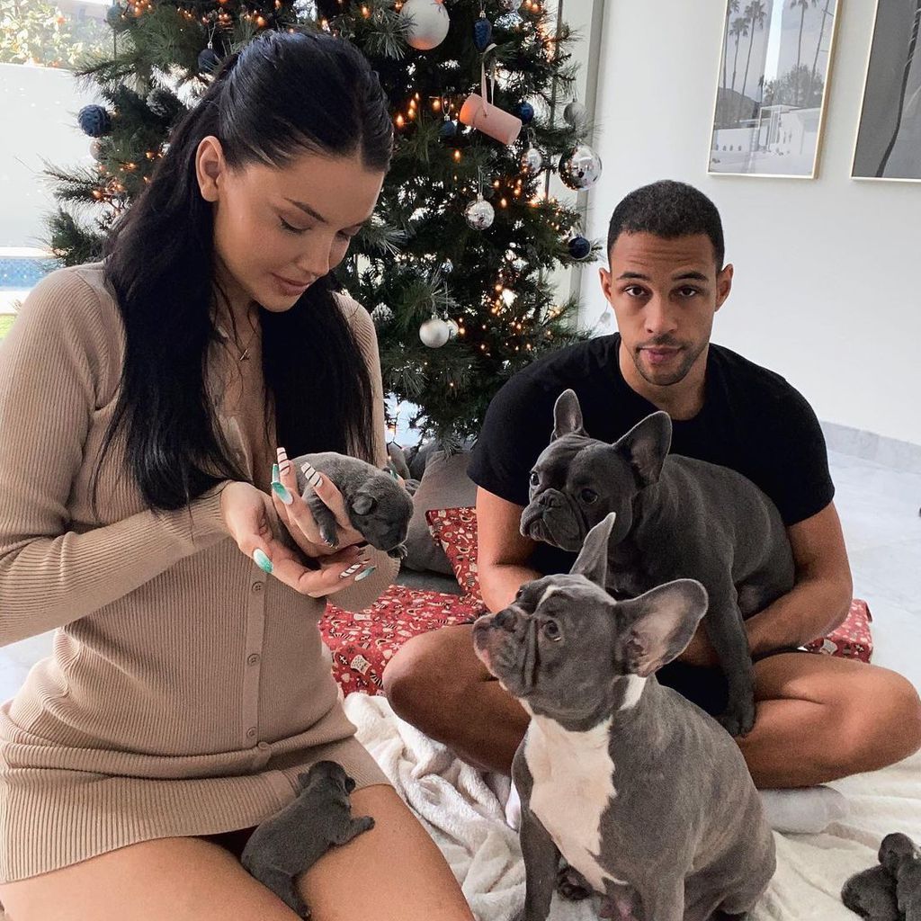 Enisa Bukvic und Simon Desue mit ihren Hunden, Dezember 2021