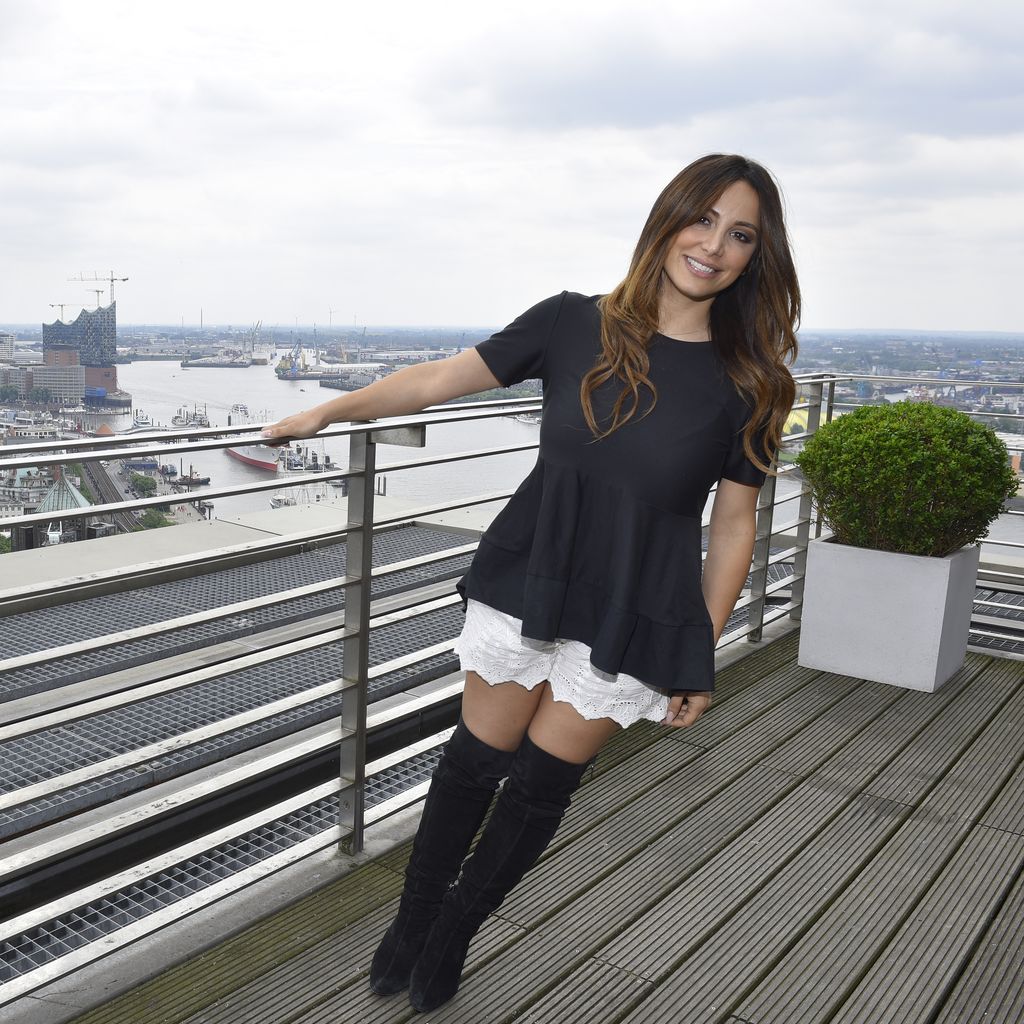 Enissa Amani mit Elbpanorama