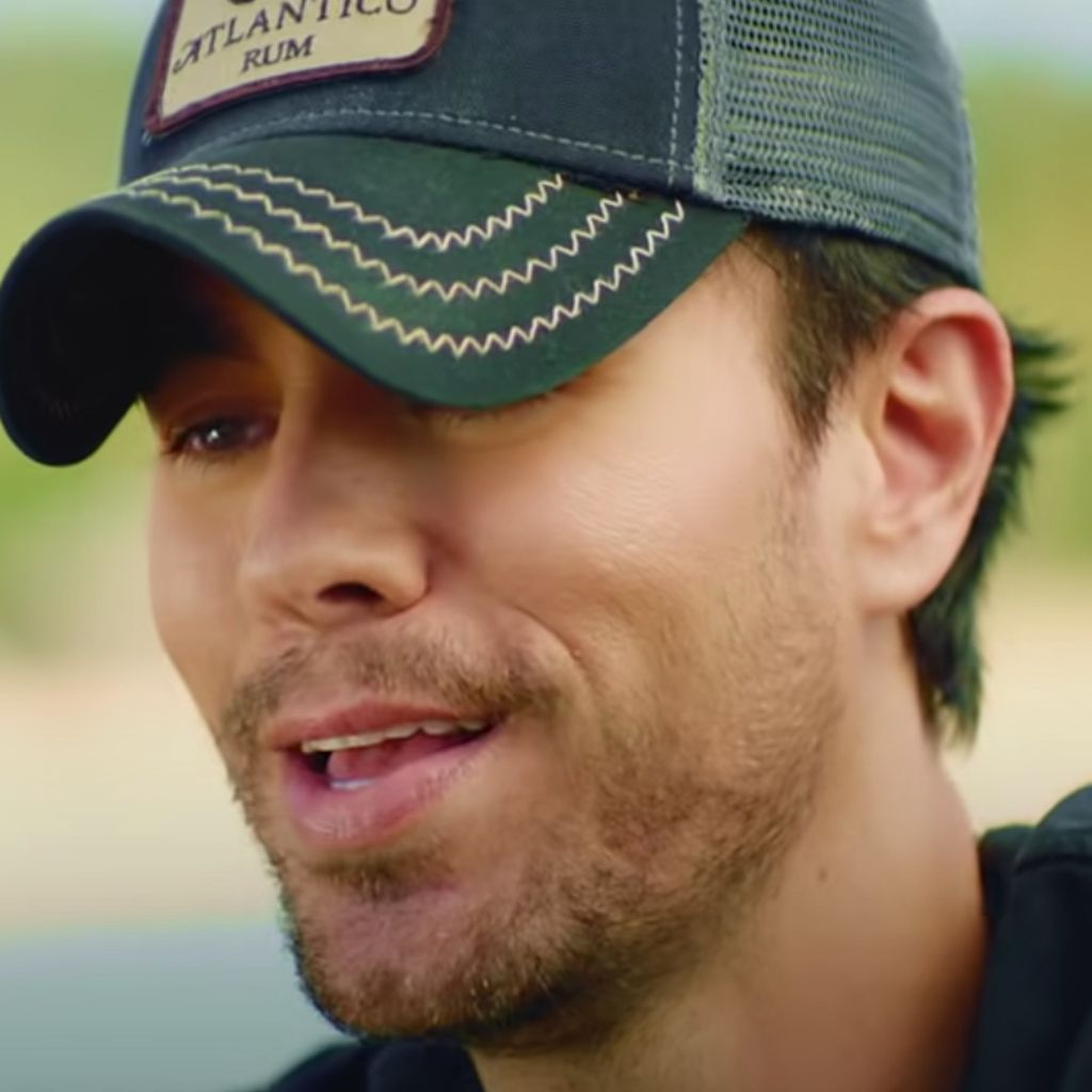 Enrique Iglesias in seinem Musikvideo zu "Me Pasé"