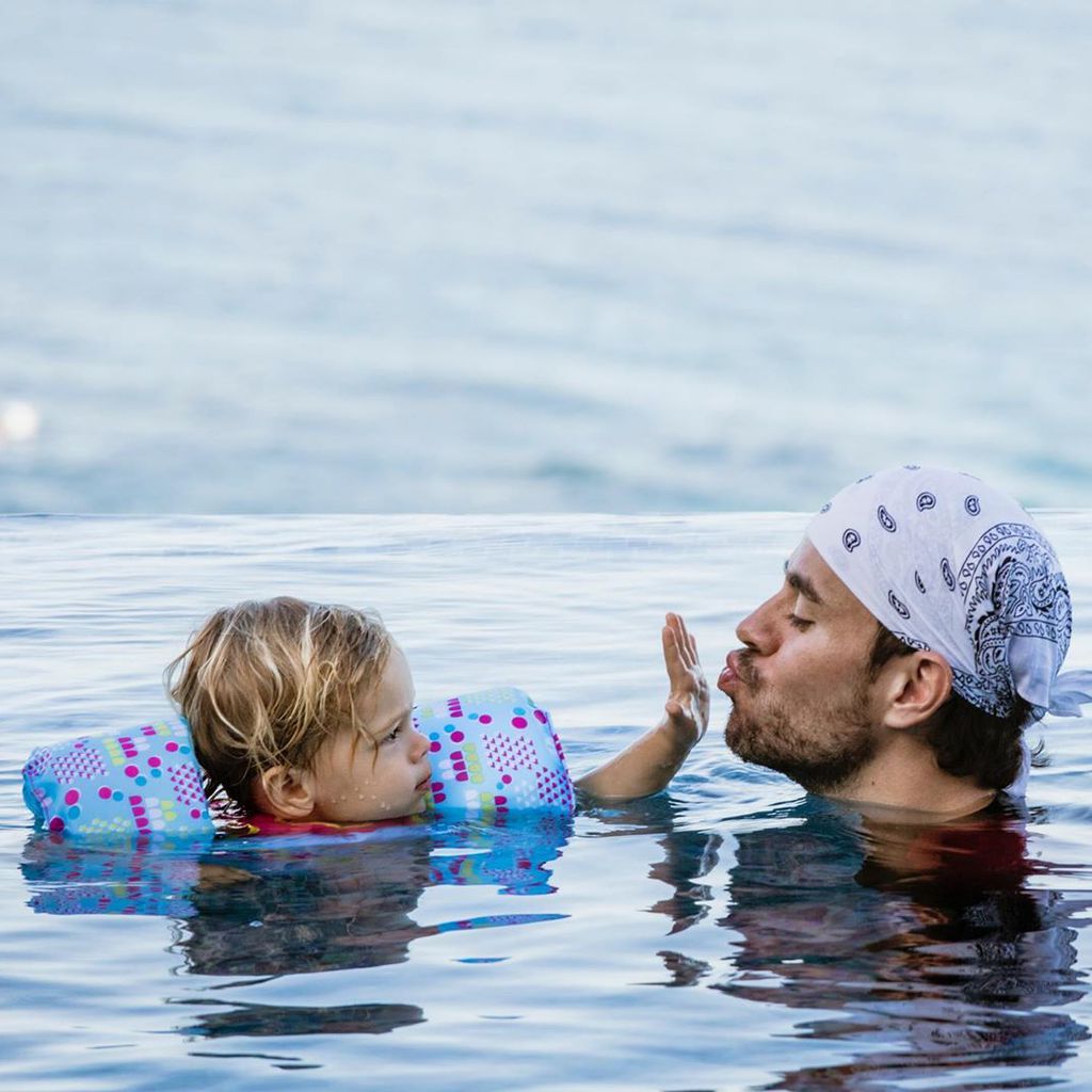 Enrique Iglesias mit einem seiner Kinder im Januar 2020
