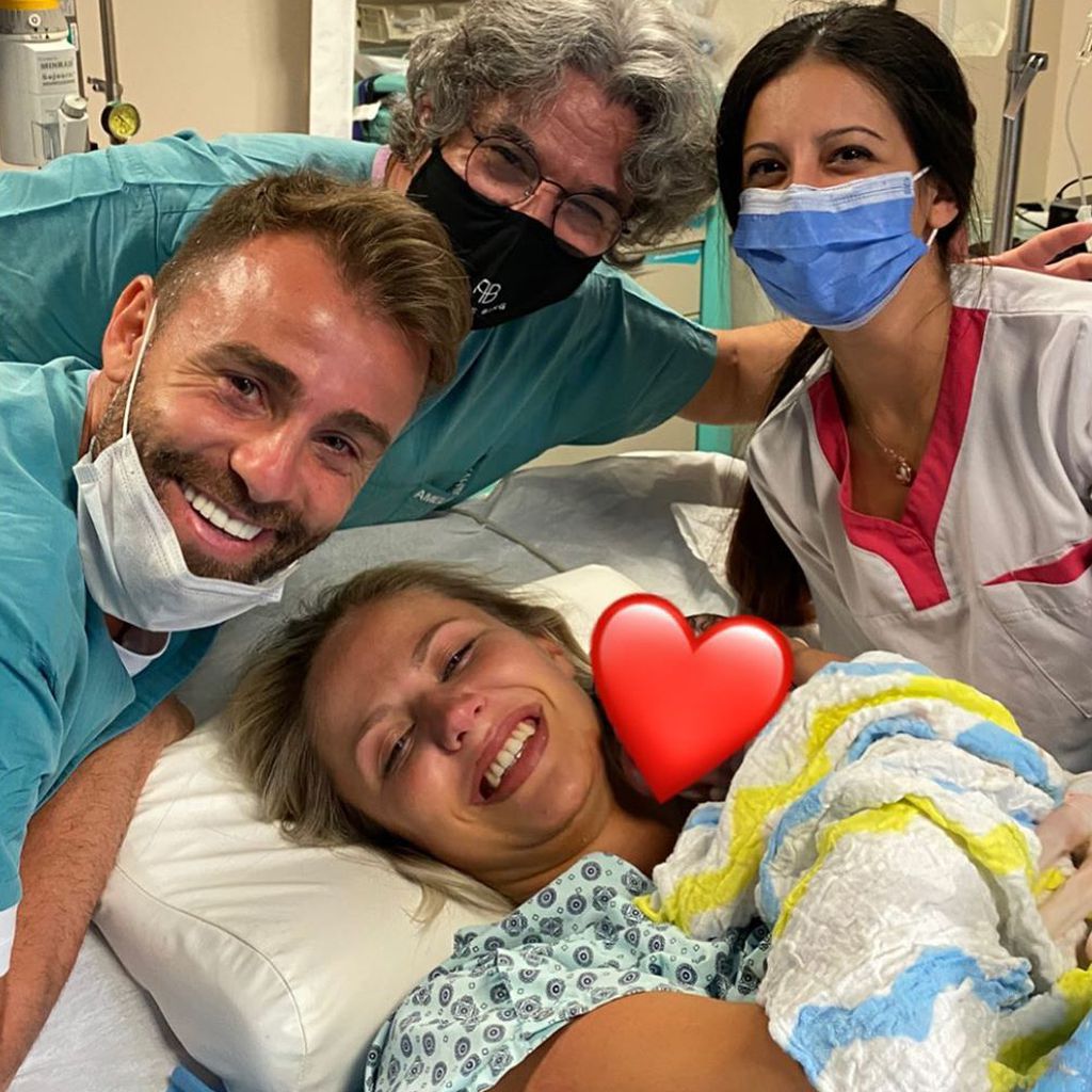 Erdem und Lina Özgenç mit ihrer Tochter, September 2020